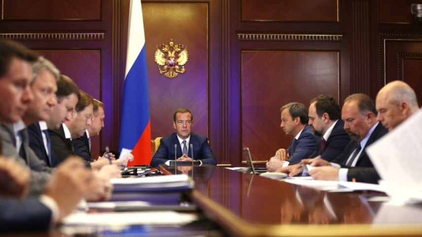 Премьер назвал причины низкой эффективности труда в России