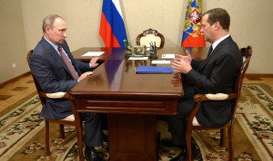 Президент и премьер-министр снова будут получать сокращенную зарплату