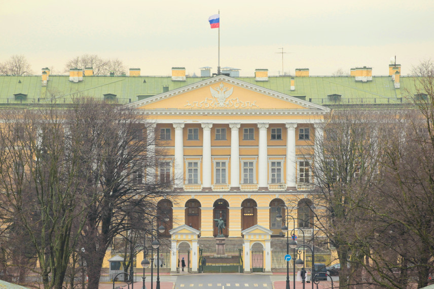Чиновникам Петербурга приостановят индексацию зарплат до 2019 года