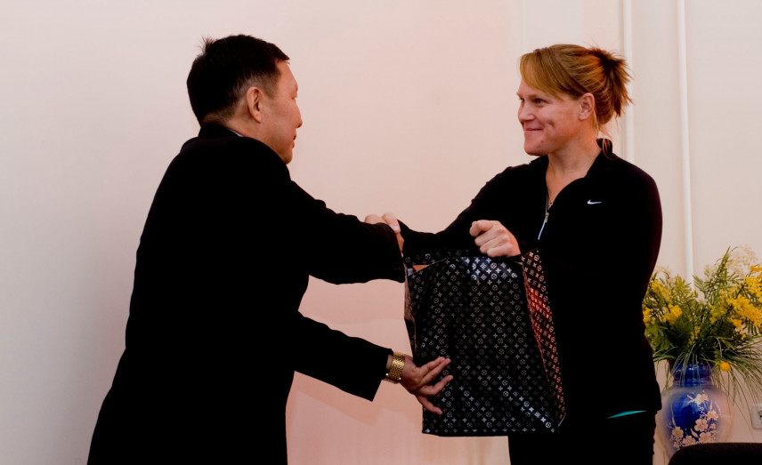 Чиновники Киргизии смогут выкупать у государства дорогие подарки