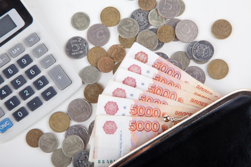 Эксперты: Госслужащие хотят зарплату на 40 тысяч рублей больше