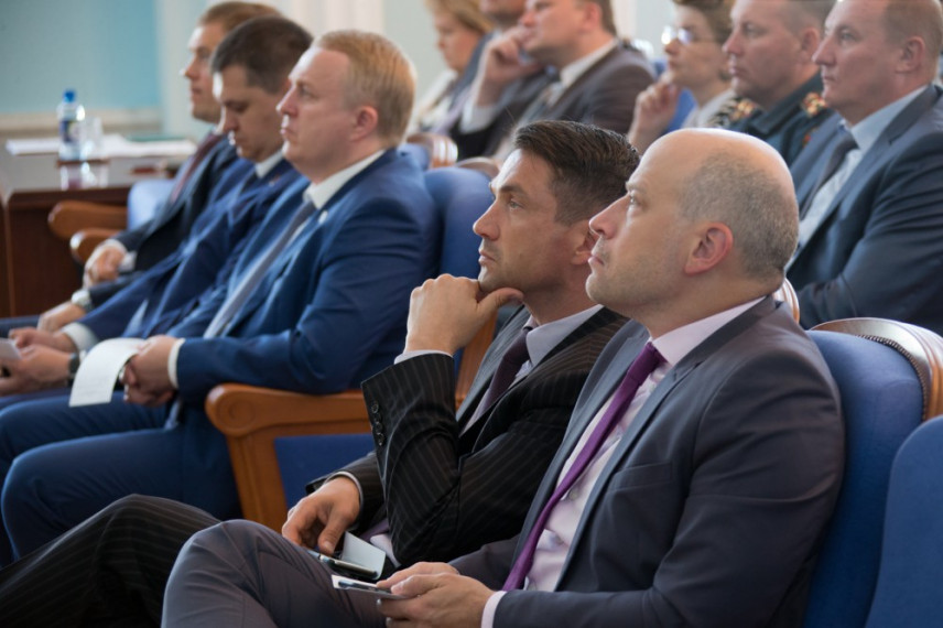 Челябинских министров планируют перевести на эффективные контракты