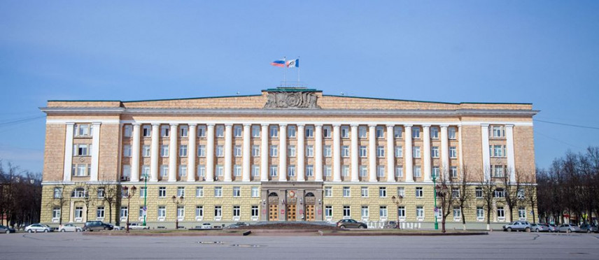 Лучшим госслужащим Новгородской области вручили кубки и дипломы