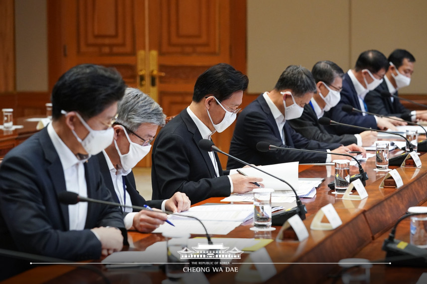 Президент и министры Южной Кореи будут жертвовать часть зарплаты на борьбу с COVID-19