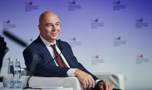 На зарплатах чиновников сэкономят