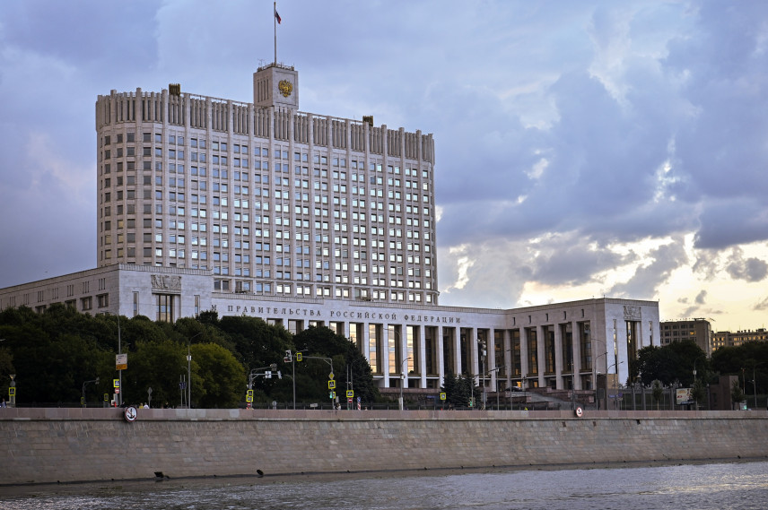 200 млрд рублей сэкономит правительство на переносе реформы зарплат чиновников