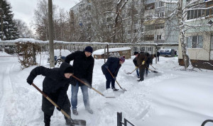 Чиновники Пензы расчищают снежные завалы