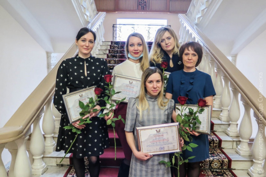 Лучших муниципальных служащих наградили в Смоленске