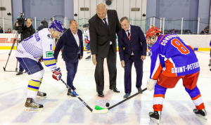 Команды ПМЭФ и администрации Петербурга вышли на гала-матч по хоккею