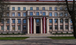 План по сокращению работников госуправления разработают в Латвии