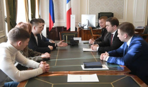 Врио губернатора Омской области поручил чиновникам повысить активность в соцсетях после посещения ЦУР