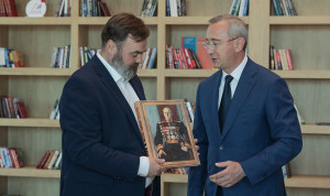 Глава Калужской области подарил библиотеке Мастерской управления «Сенеж» памятные книги о регионе