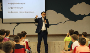 Замминистра провел урок «День цифры» о применении ИИ в детском лагере
