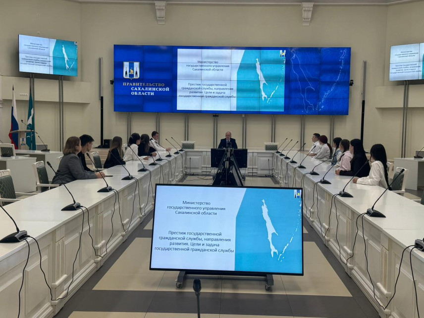 Школьникам Сахалина показали, где работает правительство региона