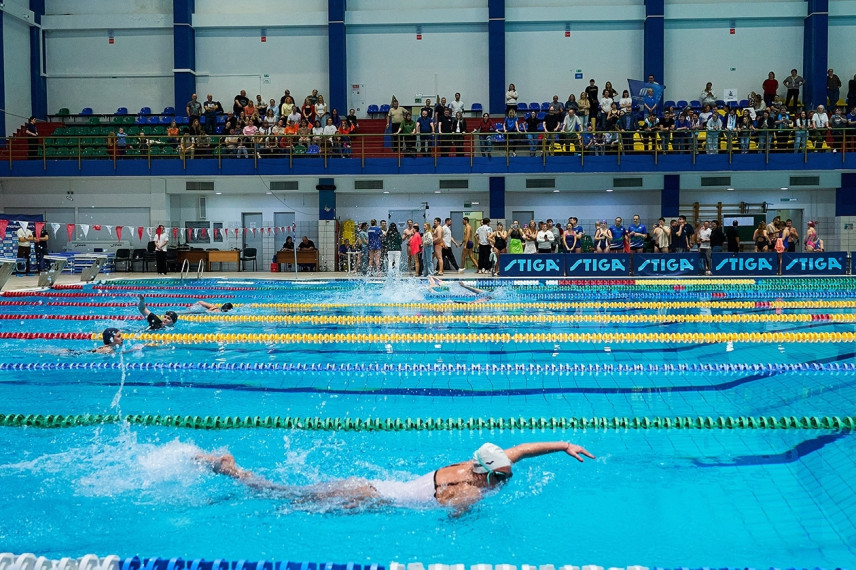 Сотрудники госслужбы Югры приняли участие в соревнованиях по плаванию